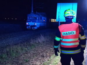 Rychlík na trati z Plzně do Prahy usmrtil člověka, vlaky jezdily s omezením po jedné koleji