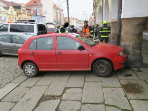 Seniorka (85) se zákazem řízení usedla za volant, popletla pedály a havarovala