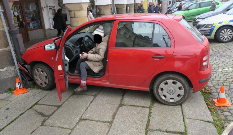 Seniorka (85) se zákazem řízení usedla za volant, popletla pedály a havarovala