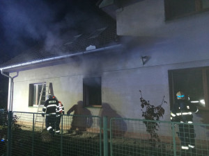 Při požáru rodinného domu se žena nadýchala zplodin, hasiči jí poskytli kyslíkovou terapii