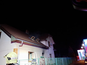 Při požáru rodinného domu se žena nadýchala zplodin, hasiči jí poskytli kyslíkovou terapii