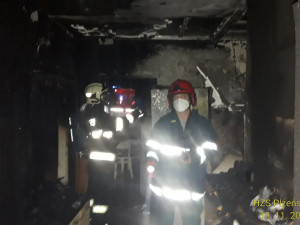 Při požáru rodinného domu se žena nadýchala zplodin, hasiči jí poskytli kyslíkovou terapii