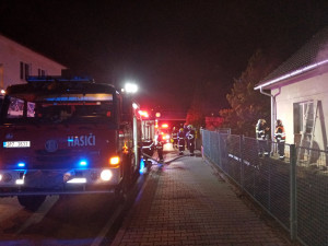 Při požáru rodinného domu se žena nadýchala zplodin, hasiči jí poskytli kyslíkovou terapii