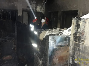 Při požáru rodinného domu se žena nadýchala zplodin, hasiči jí poskytli kyslíkovou terapii