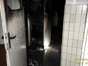 Při požáru rodinného domu se žena nadýchala zplodin, hasiči jí poskytli kyslíkovou terapii