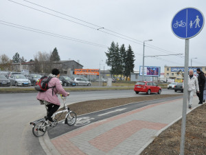 Cyklisté v Plzni se dočkali chybějícího stometrového úseku stezky na Karlově