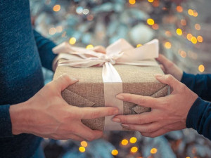 Češi plánují za Vánoce utratit zhruba 13 tisíc korun, desetina uvažuje o úvěru