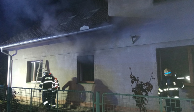 Při požáru rodinného domu se žena nadýchala zplodin, hasiči jí poskytli kyslíkovou terapii