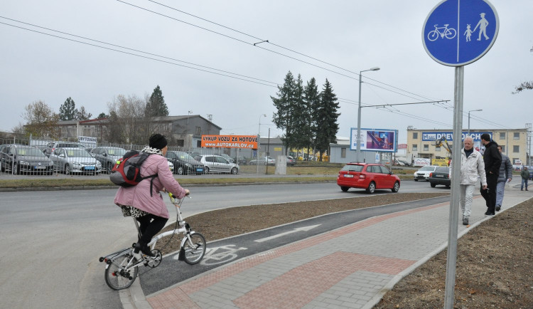 Cyklisté v Plzni se konečně dočkali chybějícího stometrového úseku stezky na Karlově