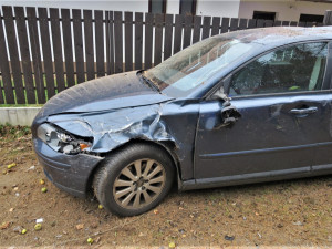 Auto po předjížděcím manévru vyletělo ze silnice, zdemolovalo odstavený automobil i plot domu