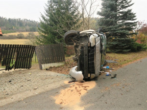 Auto po předjížděcím manévru vyletělo ze silnice, zdemolovalo odstavený automobil i plot domu