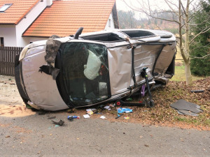 Auto po předjížděcím manévru vyletělo ze silnice, zdemolovalo odstavený automobil i plot domu