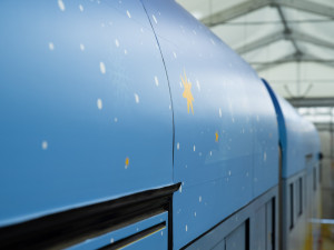 V Plzni už se finišuje s výzdobou populární vánoční tramvaje, dopravní podnik uvolnil první fotografie