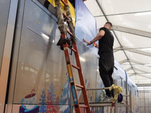V Plzni už se finišuje s výzdobou populární vánoční tramvaje, dopravní podnik uvolnil první fotografie