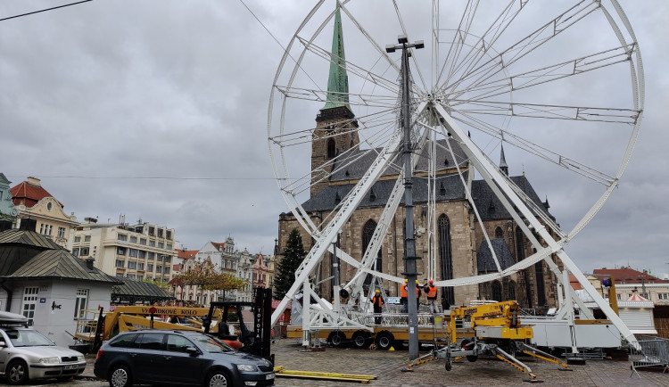 Na náměstí vyrostlo obří ruské kolo, vyrobené bylo speciálně pro Plzeň