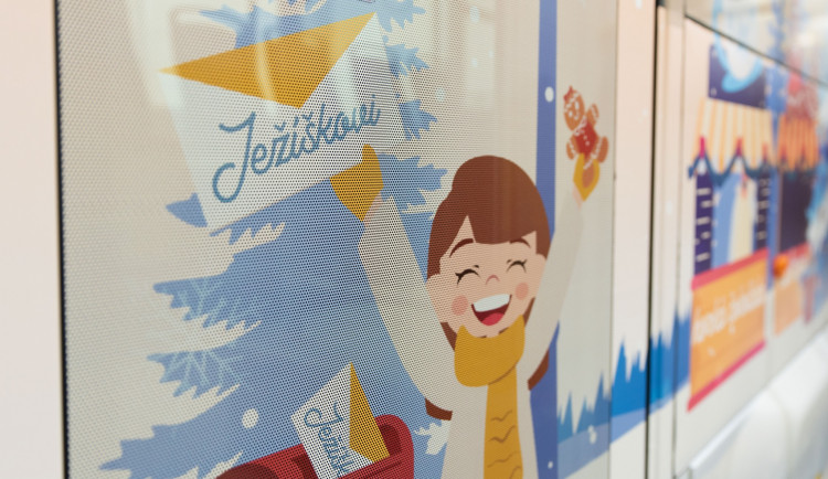 V Plzni už se finišuje s výzdobou populární vánoční tramvaje, dopravní podnik uvolnil první fotografie