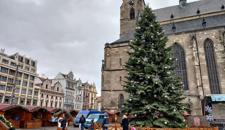 Slavnostní rozsvícení vánočního stromu ruší pro veřejnost město Plzeň, lidé mohou akci sledovat on-line