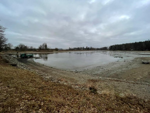 Drahotínský rybník je historickým majetkem města Plzně, leží severně od obce Zruč-Senec, rozlohu má téměř 10 ha.