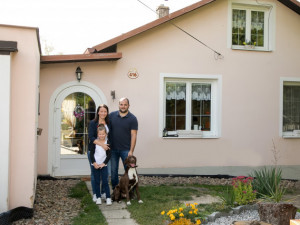 Ve škole se Báře smějí kvůli jejímu malému oušku, na které navíc neslyší. Rodina shání peníze na operaci