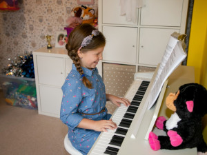 Ve škole se Báře smějí kvůli jejímu malému oušku, na které navíc neslyší. Rodina shání peníze na operaci