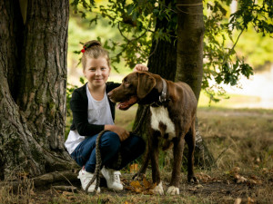 Ve škole se Báře smějí kvůli jejímu malému oušku, na které navíc neslyší. Rodina shání peníze na operaci