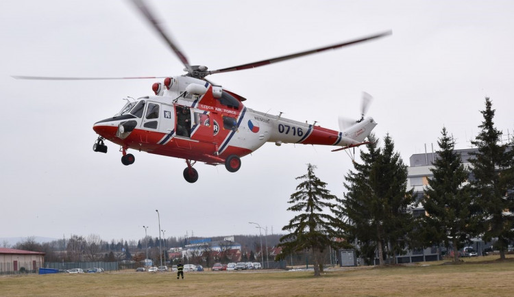 Dva pacienty s covidem převeze z Brna do Prahy armádní vrtulník letecké záchranky z Líní u Plzně
