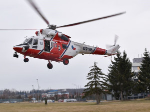 Dva pacienty s covidem převeze z Brna do Prahy armádní vrtulník letecké záchranky z Líní u Plzně
