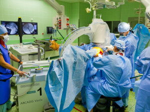 O polovinu snižuje počet plánovaných operací plzeňská fakultní nemocnice, potřebuje zdravotníky pro covidárium