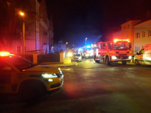 Auto doslova proletělo otevřenou bránou na dvůr a narazilo do domu, tři lidé se zranili