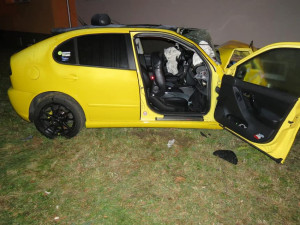 Auto doslova proletělo otevřenou bránou na dvůr a narazilo do domu, tři lidé se zranili