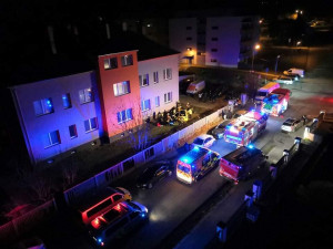 Auto doslova proletělo otevřenou bránou na dvůr a narazilo do domu, tři lidé se zranili