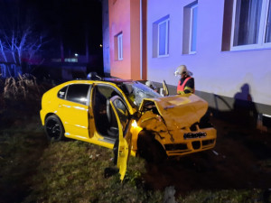 Auto doslova proletělo otevřenou bránou na dvůr a narazilo do domu, tři lidé se zranili