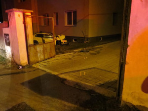 Auto doslova proletělo otevřenou bránou na dvůr a narazilo do domu, tři lidé se zranili