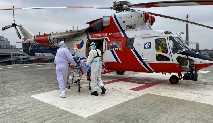 Armáda vyčlenila jeden vrtulník letecké záchranné služby z Líní u Plzně pro transporty pacientů s covidem