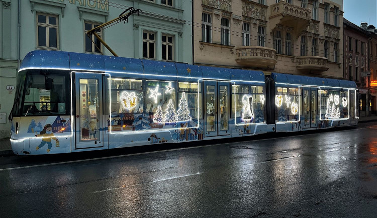 Speciálně vyzdobená plzeňská vánoční tramvaj už vyjela na svoji premiérovou jízdu s cestujícími