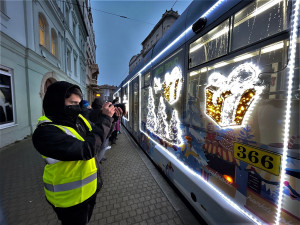 Speciálně vyzdobená plzeňská vánoční tramvaj už vyjela na svoji premiérovou jízdu
