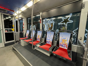 Speciálně vyzdobená plzeňská vánoční tramvaj už vyjela na svoji premiérovou jízdu