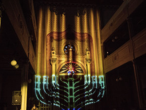 Osm světel rozzářilo Starou synagogu, unikátní světelná instalace oslavuje židovský svátek Chanuku