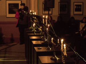 Osm světel rozzářilo Starou synagogu, unikátní světelná instalace oslavuje židovský svátek Chanuku
