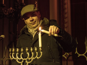 Svíci zapálil i primátor Plzně Martin Baxa