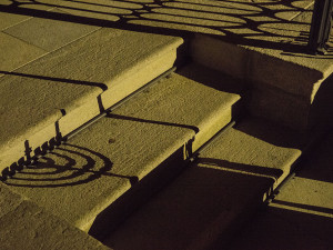 Osm světel rozzářilo Starou synagogu, unikátní světelná instalace oslavuje židovský svátek Chanuku