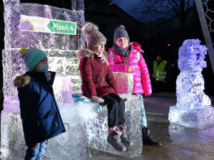 Plzeňská Doubravka rozsvítila vánoční strom, ledové sochy jsou k vidění do úterý