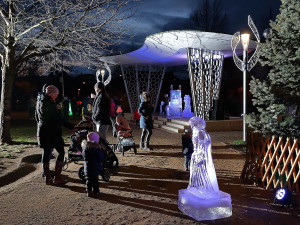 Plzeňská Doubravka rozsvítila vánoční strom, ledové sochy jsou k vidění do úterý