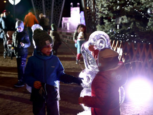 Plzeňská Doubravka rozsvítila vánoční strom, ledové sochy jsou k vidění do úterý