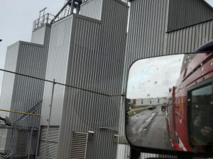 Čtyři jednotky hasičů zasahovaly u požáru zemědělského sila. Při sušení začala hořet kukuřice