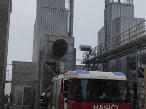 Čtyři jednotky hasičů zasahovaly u požáru zemědělského sila. Při sušení začala hořet kukuřice