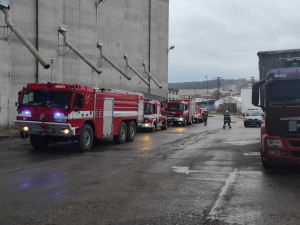 Čtyři jednotky hasičů zasahovaly u požáru zemědělského sila. Při sušení začala hořet kukuřice