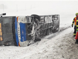 Převrácený autobus i náklaďák, hasiči v Plzeňském kraji zasahují v silném větru u nehod i popadaných stromů