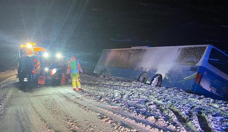 U Bezvěrova havaroval autobus
