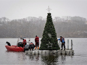 Unikátní vánoční strom plovoucí uprostřed Borské přehrady rozsvítí dnes centrální plzeňský obvod